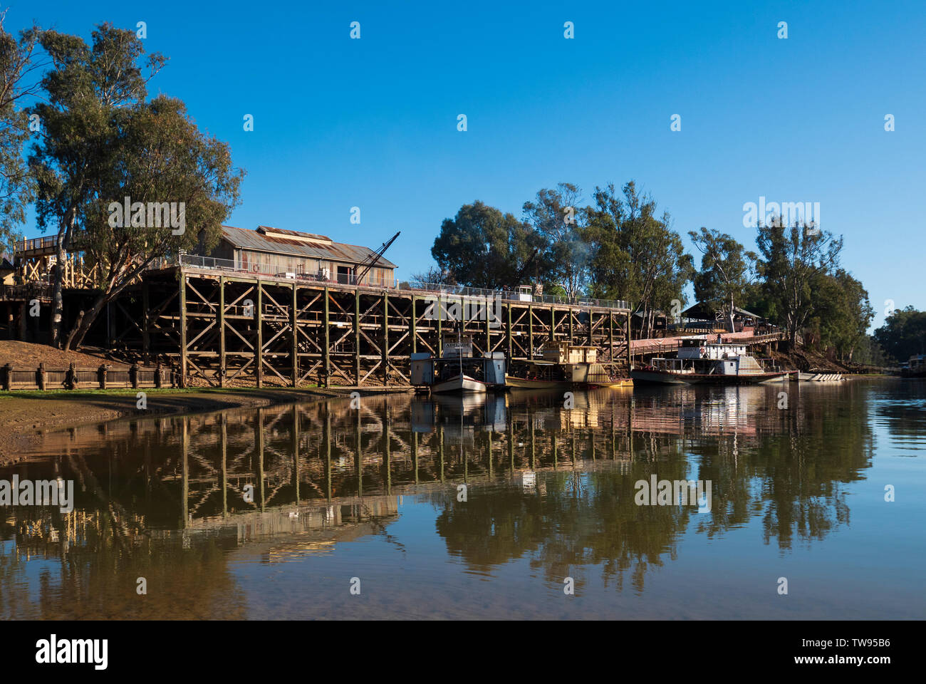 Historischen Hafen von Echuca auf dem Murray River in Echuca Victoria, Australien mit alten Raddampfer Boote auf dem Fluss Stockfoto