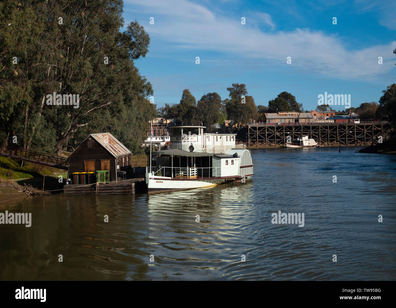 Raddampfer Held mit historischen Hafen von Echuca Wharf auf dem Murray River in Echuca Victoria, Australien. Stockfoto
