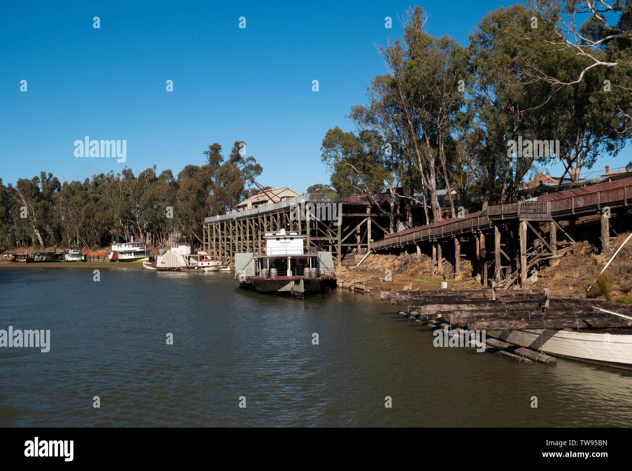 Raddampfer gefesselt am historischen Echuca Port auf dem Murray River in Echuca Victoria, Australien Stockfoto