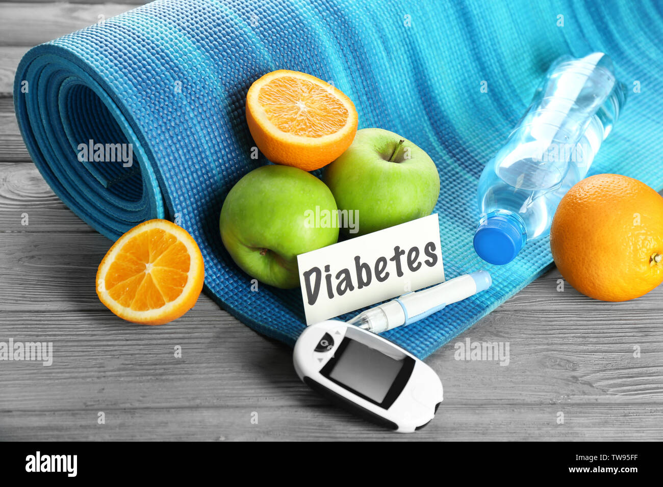 Zusammensetzung mit digitalen glucometer, Früchte und Yoga Matte auf dem Tisch. Diabetes Diät Stockfoto