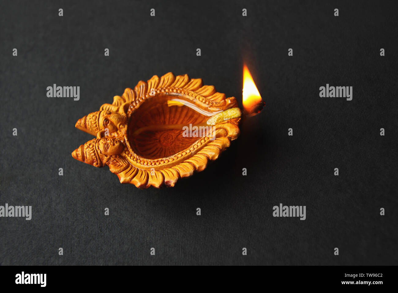 Hohe Ansicht einer brennenden diwali diya Stockfoto