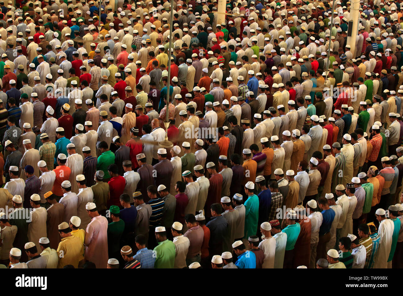 Muslime bieten Eid-ul-Fitr Gebete an der Baitul Mukarram National Mosque in Dhaka, Bangladesh. Stockfoto