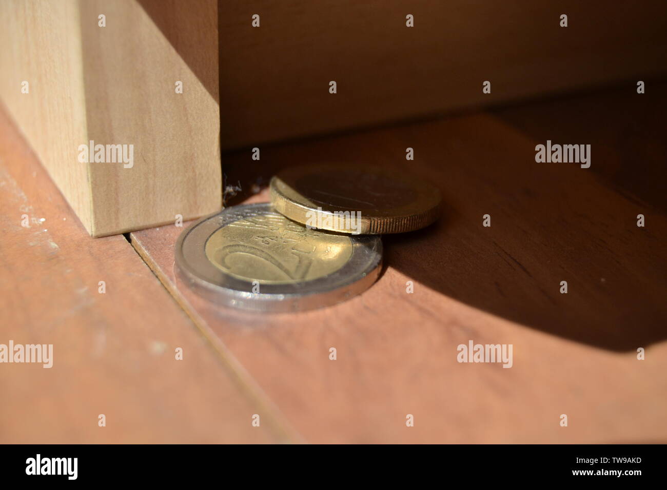 Euro Münzen auf dem Boden Stockfoto