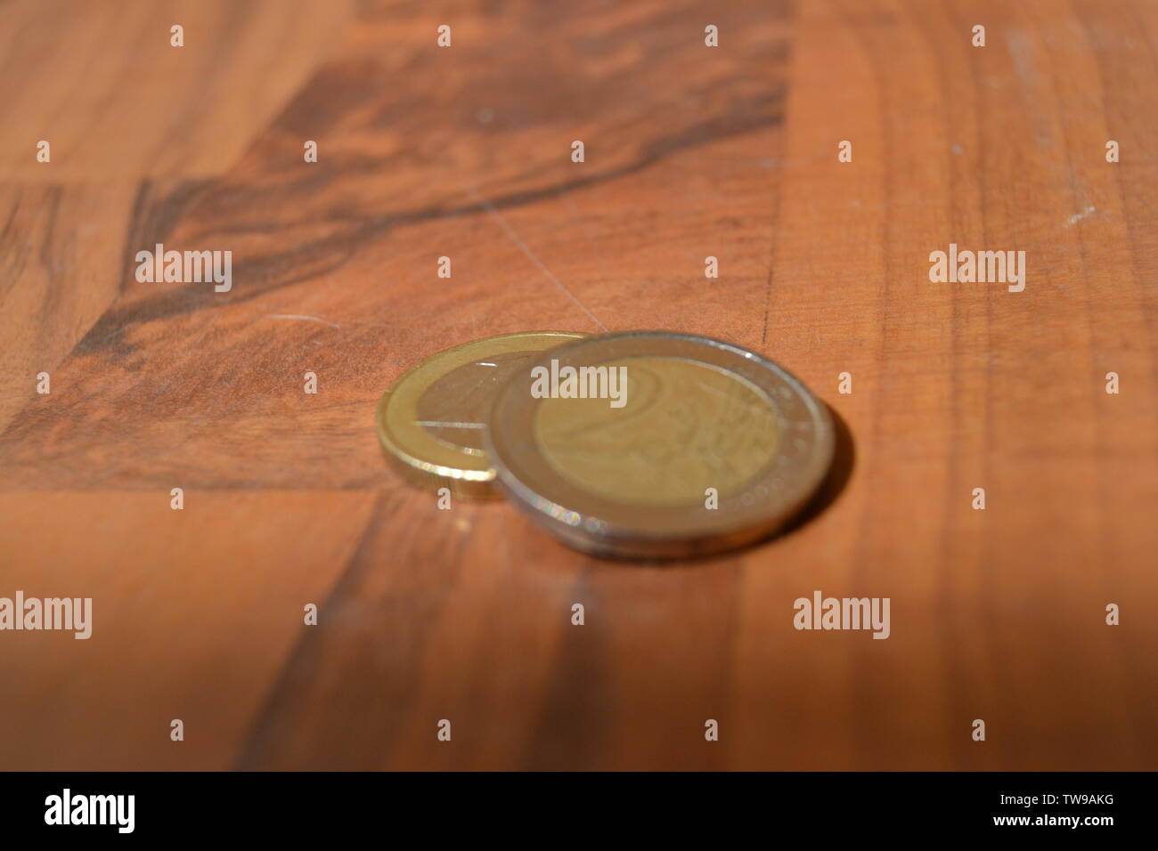 Euro Münzen auf dem Boden Stockfoto