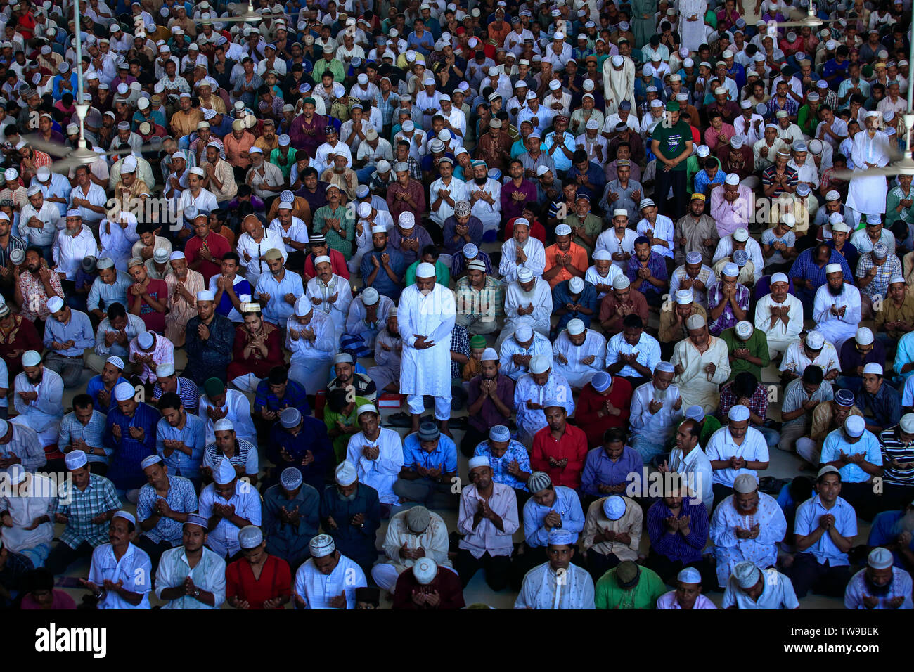 Muslime bieten Eid-ul-Fitr Gebete an der Baitul Mukarram National Mosque in Dhaka, Bangladesh. Stockfoto