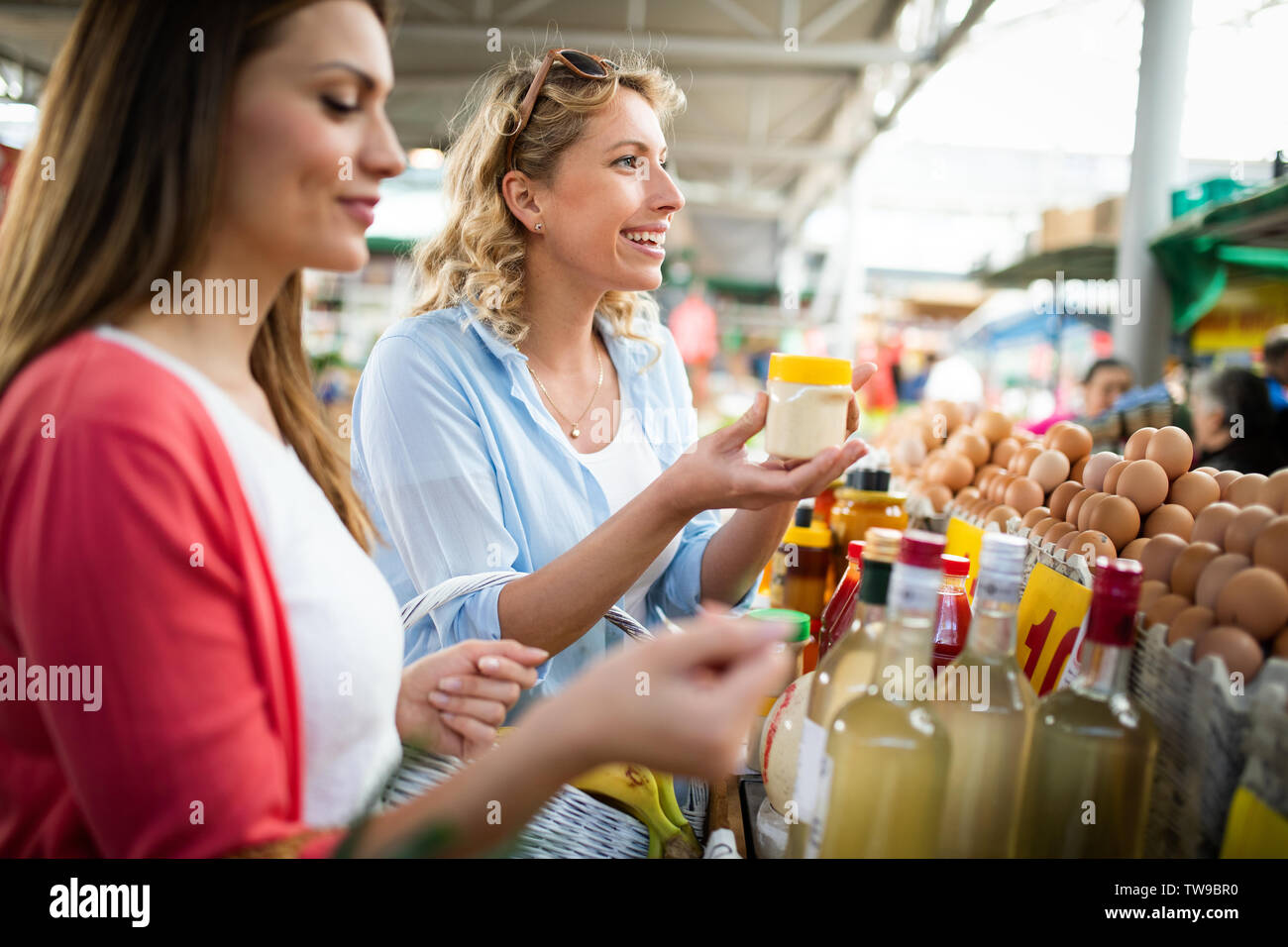 Frau kaufen Obst und Gemüse zu essen. Stockfoto