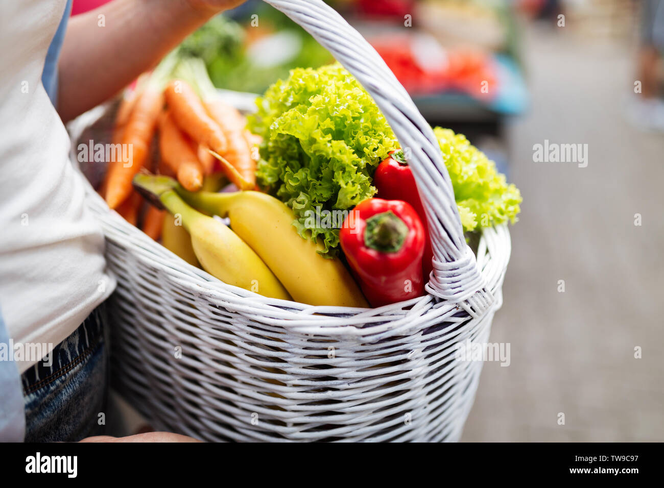 Frau kaufen Obst und Gemüse zu essen. Stockfoto