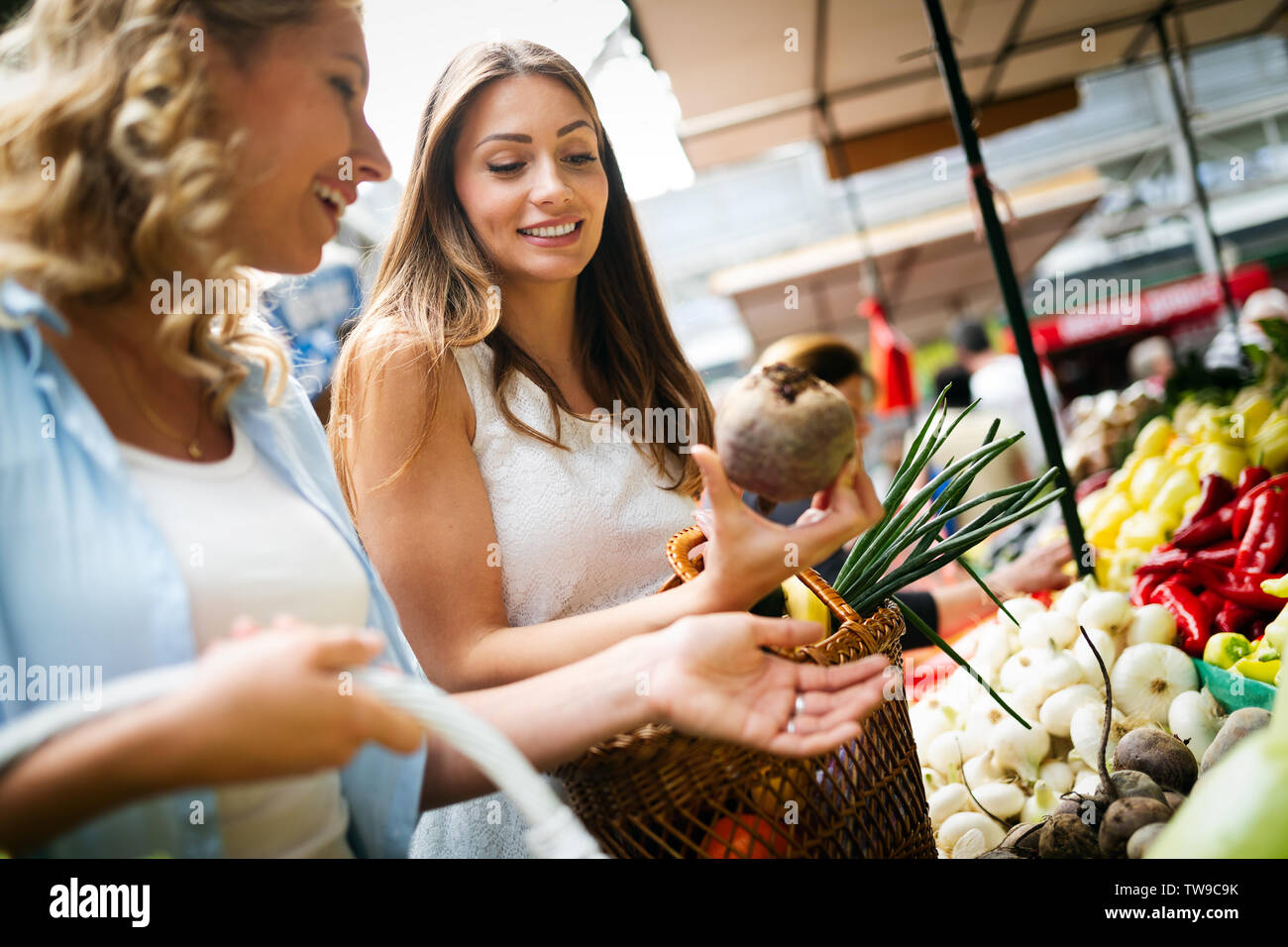 Frau kaufen Obst und Gemüse zu essen. Stockfoto