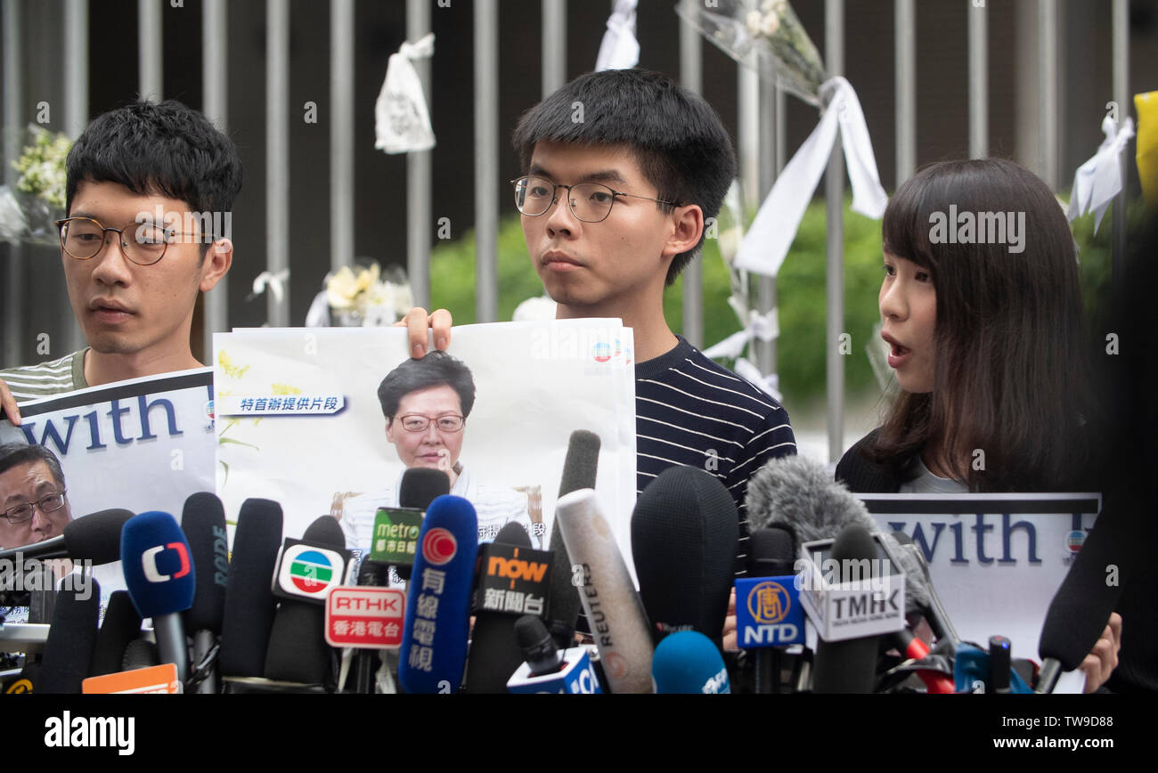 Pro-demokratischen Aktivisten seiner Partei (L-R) Nathan Gesetz, Joshua Wong und Agnes Chow auf die Medien außerhalb des Gesetzgebenden Rates Gebäude sprechen nach Chief Executive von Hong Kong, Carrie Lam auf einer Pressekonferenz, wo Sie weigerte sich, die Anti-Auslieferung Rechnung zurücktreten oder Rücktritt nach 2 Millionen auf die Straßen gingen zwei Tage vorher gesprochen haben. Stockfoto