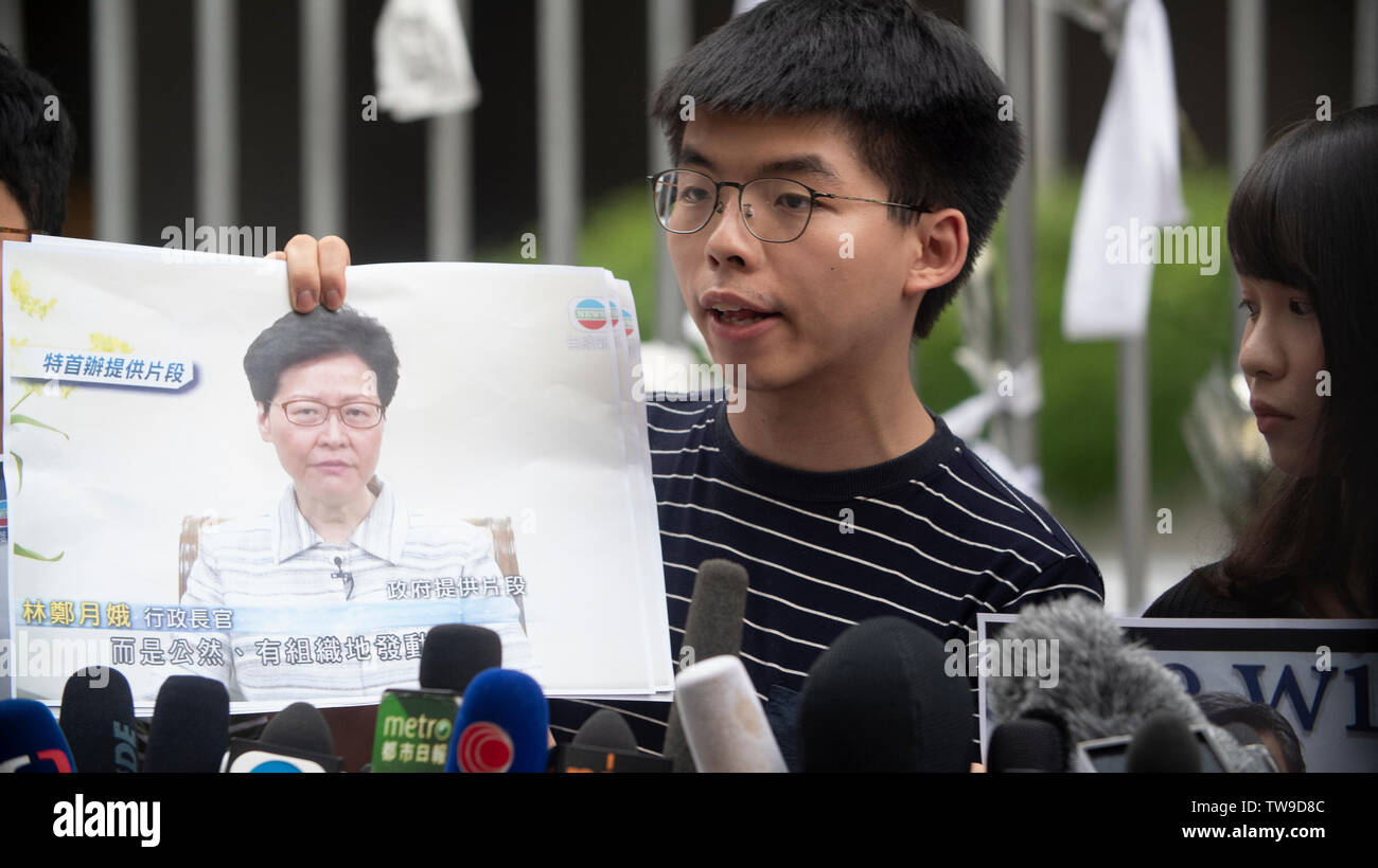 Pro-demokratischen Aktivisten seiner Partei und Agnes Chow sprechen die Medien außerhalb des Gesetzgebenden Rates Gebäude nach Chief Executive von Hong Kong, Carrie Lam auf einer Pressekonferenz, wo Sie weigerte sich, die Anti-Auslieferung Rechnung zurücktreten oder Rücktritt nach 2 Millionen auf die Straßen gingen zwei Tage vorher gesprochen haben. Stockfoto
