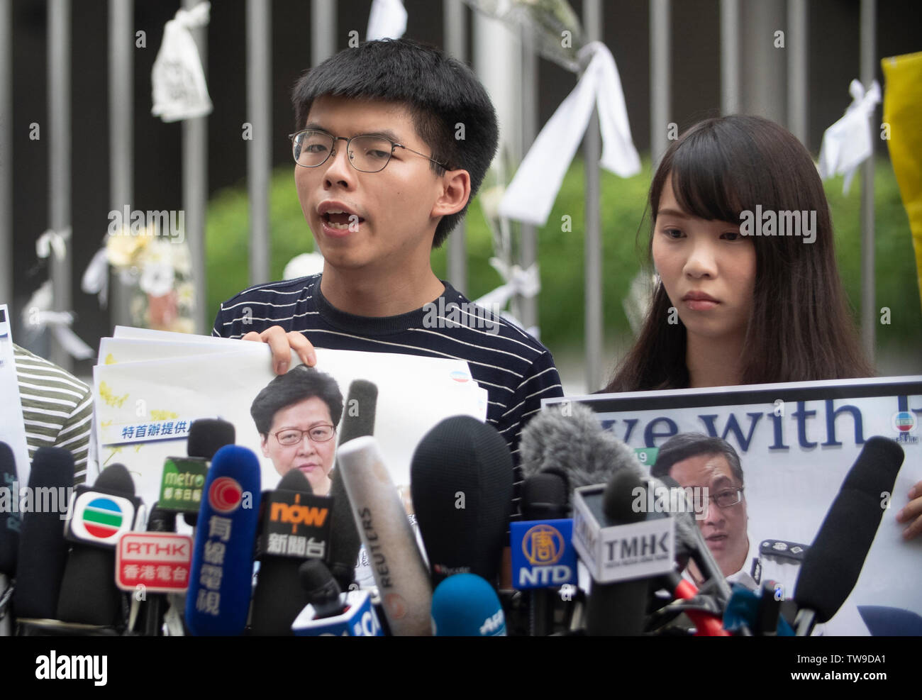 Pro-demokratischen Aktivisten seiner Partei und Agnes Chow sprechen die Medien außerhalb des Gesetzgebenden Rates Gebäude nach Chief Executive von Hong Kong, Carrie Lam auf einer Pressekonferenz, wo Sie weigerte sich, die Anti-Auslieferung Rechnung zurücktreten oder Rücktritt nach 2 Millionen auf die Straßen gingen zwei Tage vorher gesprochen haben. Stockfoto