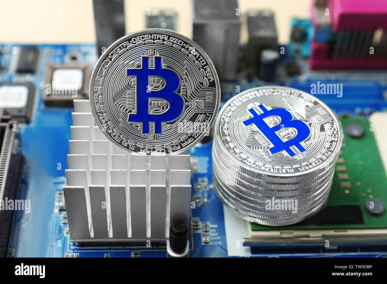 Silber bitcoins auf der PC-Platine Stockfoto