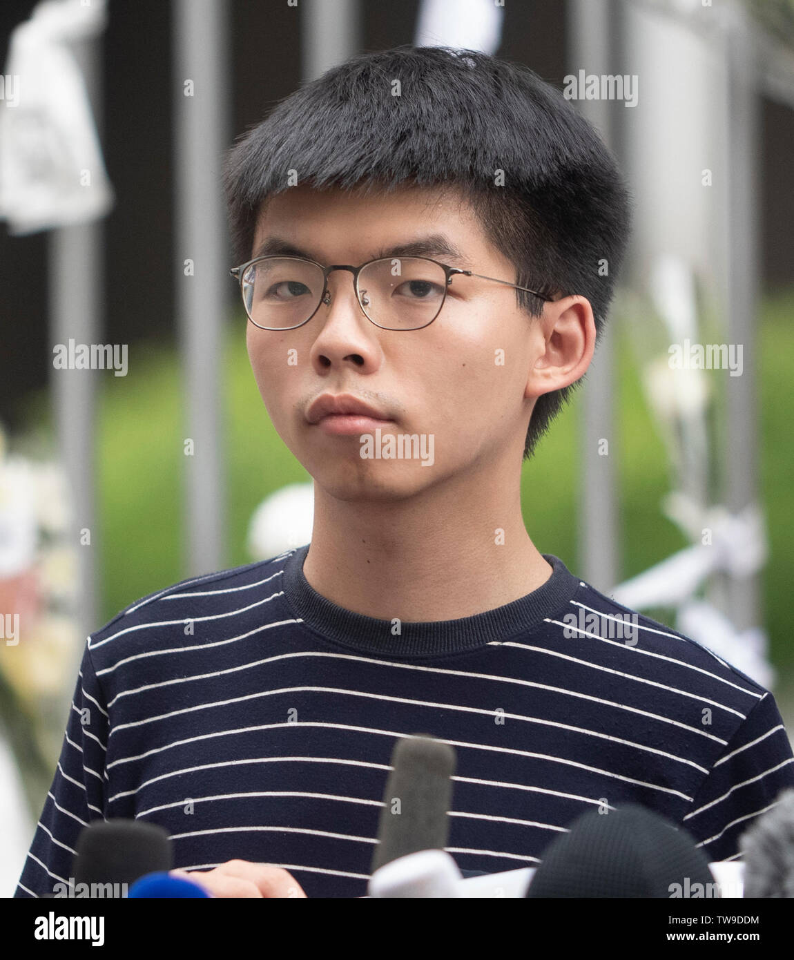 Pro-demokratischen Partei Aktivist Josua Wong spricht mit den Medien außerhalb des Gesetzgebenden Rates Gebäude nach Chief Executive von Hong Kong, Carrie Lam auf einer Pressekonferenz, wo Sie weigerte sich, die Anti-Auslieferung Rechnung zurücktreten oder Rücktritt nach 2 Millionen auf die Straßen gingen zwei Tage vorher gesprochen haben. Stockfoto