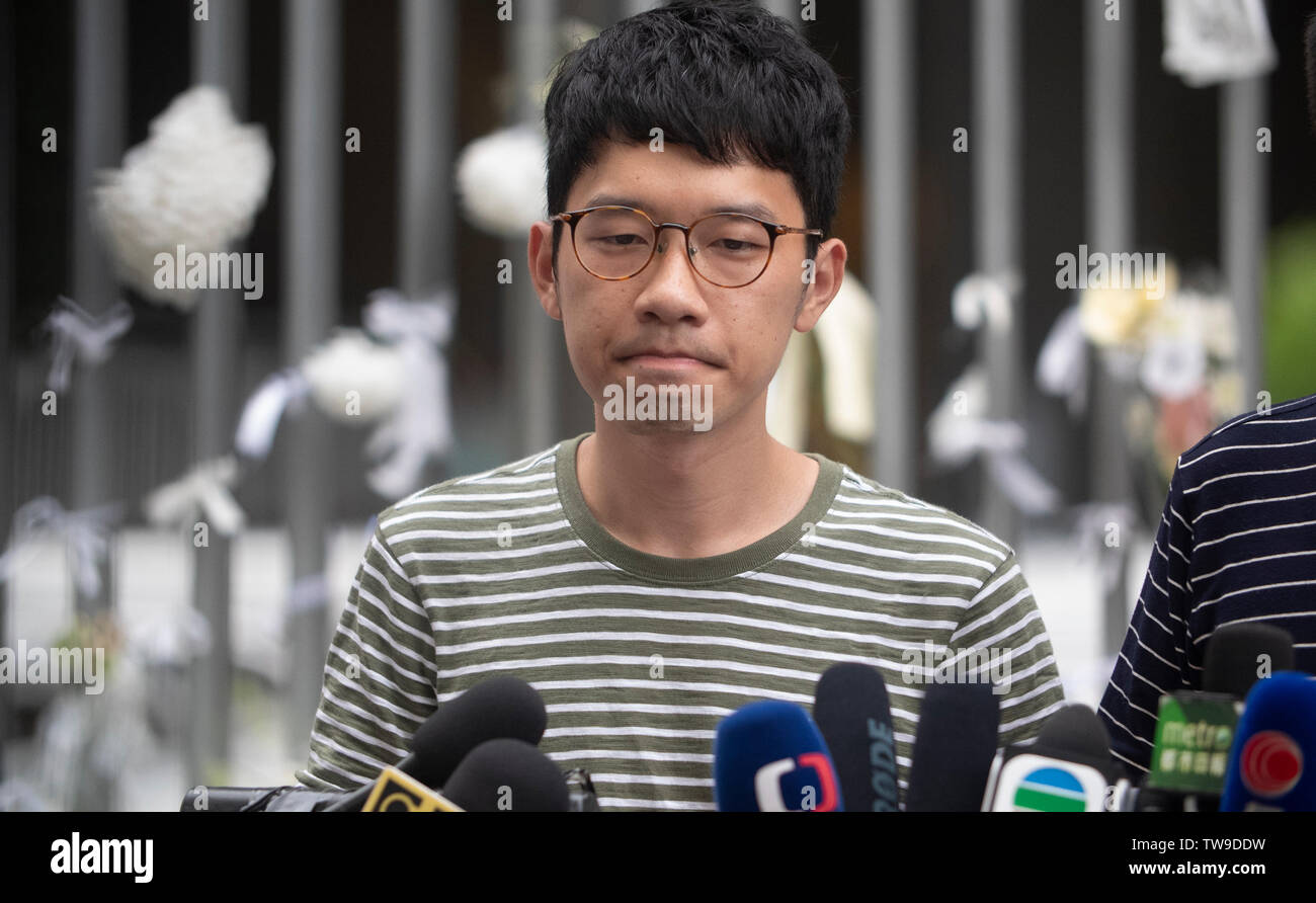 Pro-demokratischen Aktivisten seiner Partei Nathan Recht sprechen Sto die Medien außerhalb des Gesetzgebenden Rates Gebäude nach Chief Executive von Hong Kong, Carrie Lam auf einer Pressekonferenz, wo Sie weigerte sich, die Anti-Auslieferung Rechnung zurücktreten oder Rücktritt nach 2 Millionen auf die Straßen gingen zwei Tage vorher gesprochen haben. Stockfoto