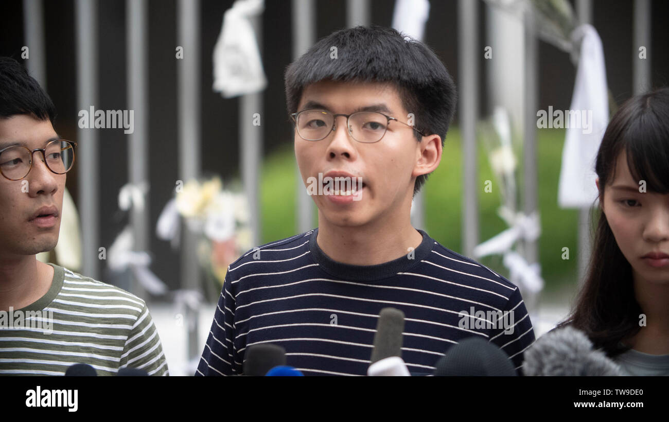Pro-demokratischen Aktivisten seiner Partei (L-R) Nathan Gesetz, Joshua Wong und Agnes Chow auf die Medien außerhalb des Gesetzgebenden Rates Gebäude sprechen nach Chief Executive von Hong Kong, Carrie Lam auf einer Pressekonferenz, wo Sie weigerte sich, die Anti-Auslieferung Rechnung zurücktreten oder Rücktritt nach 2 Millionen auf die Straßen gingen zwei Tage vorher gesprochen haben. Stockfoto