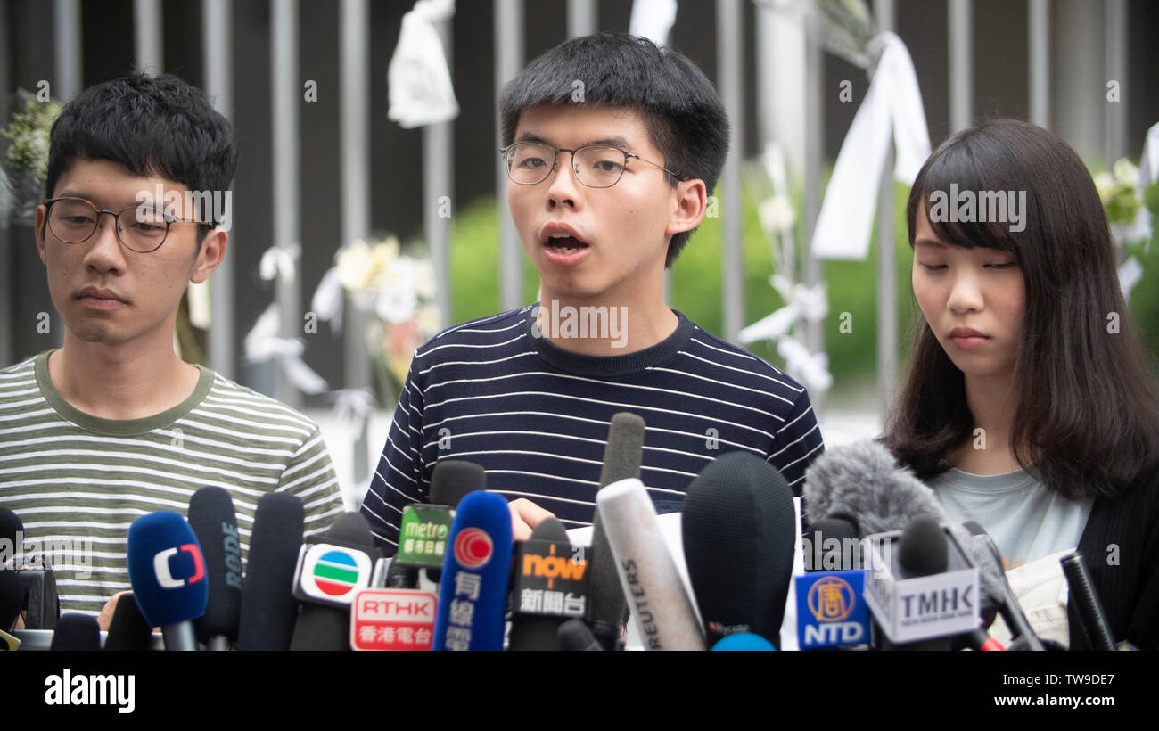 Pro-demokratischen Aktivisten seiner Partei (L-R) Nathan Gesetz, Joshua Wong und Agnes Chow auf die Medien außerhalb des Gesetzgebenden Rates Gebäude sprechen nach Chief Executive von Hong Kong, Carrie Lam auf einer Pressekonferenz, wo Sie weigerte sich, die Anti-Auslieferung Rechnung zurücktreten oder Rücktritt nach 2 Millionen auf die Straßen gingen zwei Tage vorher gesprochen haben. Stockfoto
