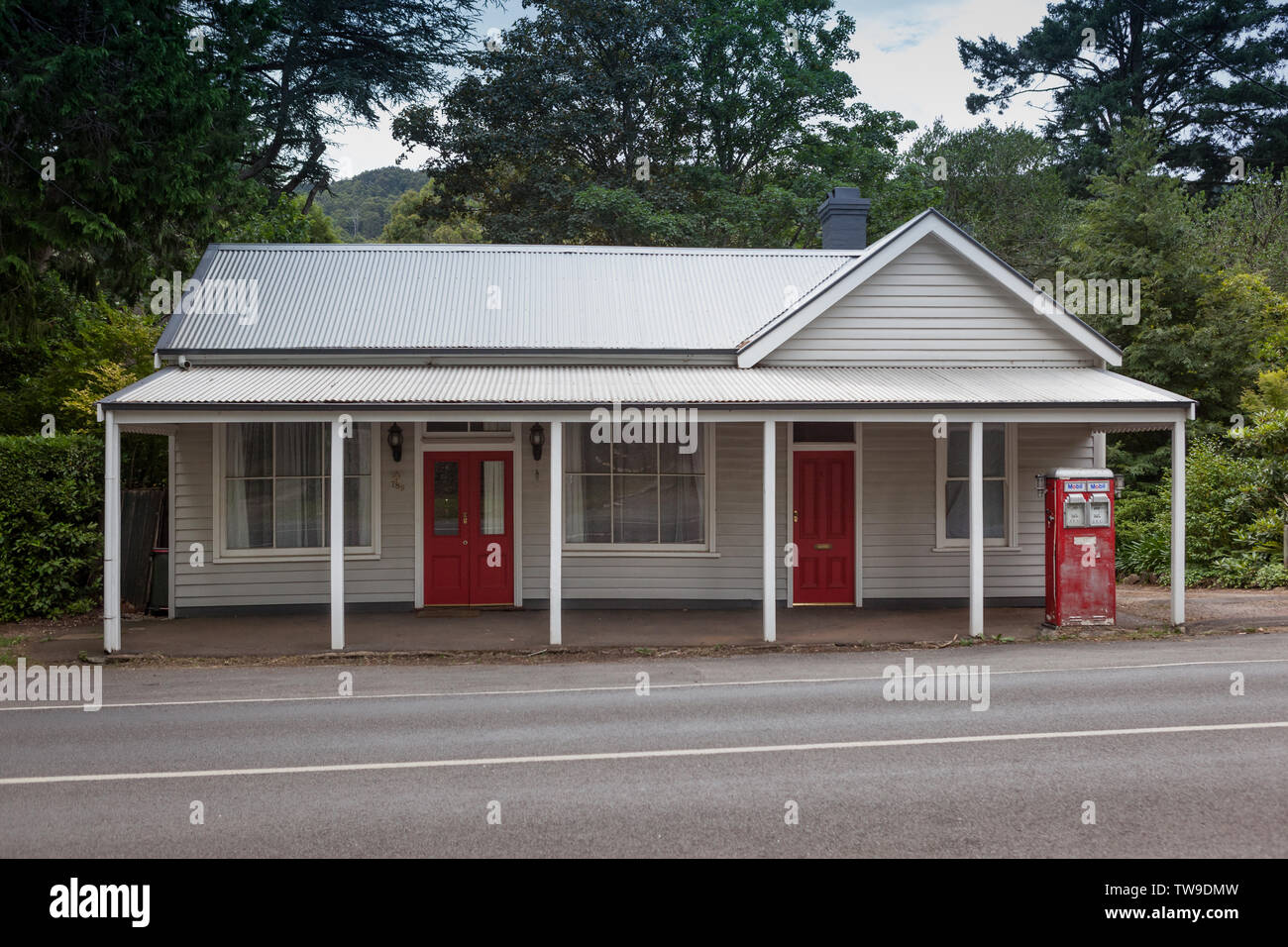 Schön wie ein Bild, und mit roten Türen der antiken, original Mobil kraftstoffpumpen an der Front, dieses alte Landhaus ist einer der Vorlagen in der Gegend. Stockfoto