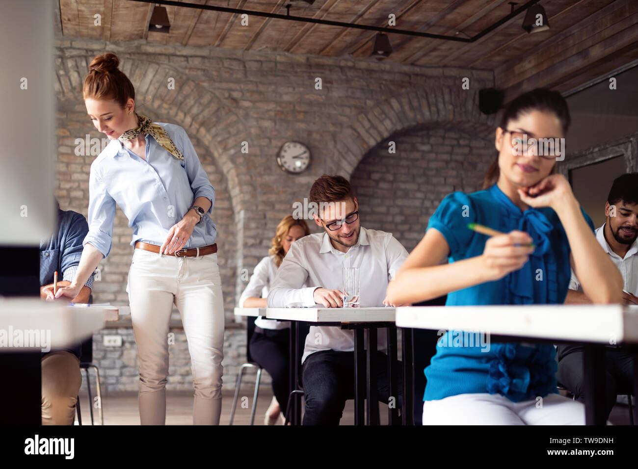 Erfolgreiche glücklichen Gruppe von Menschen lernen Software Engineering und Business während der Präsentation Stockfoto
