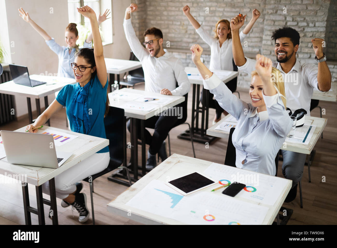 Erfolgreiche glücklichen Gruppe von Menschen lernen Software Engineering und Business während der Präsentation Stockfoto