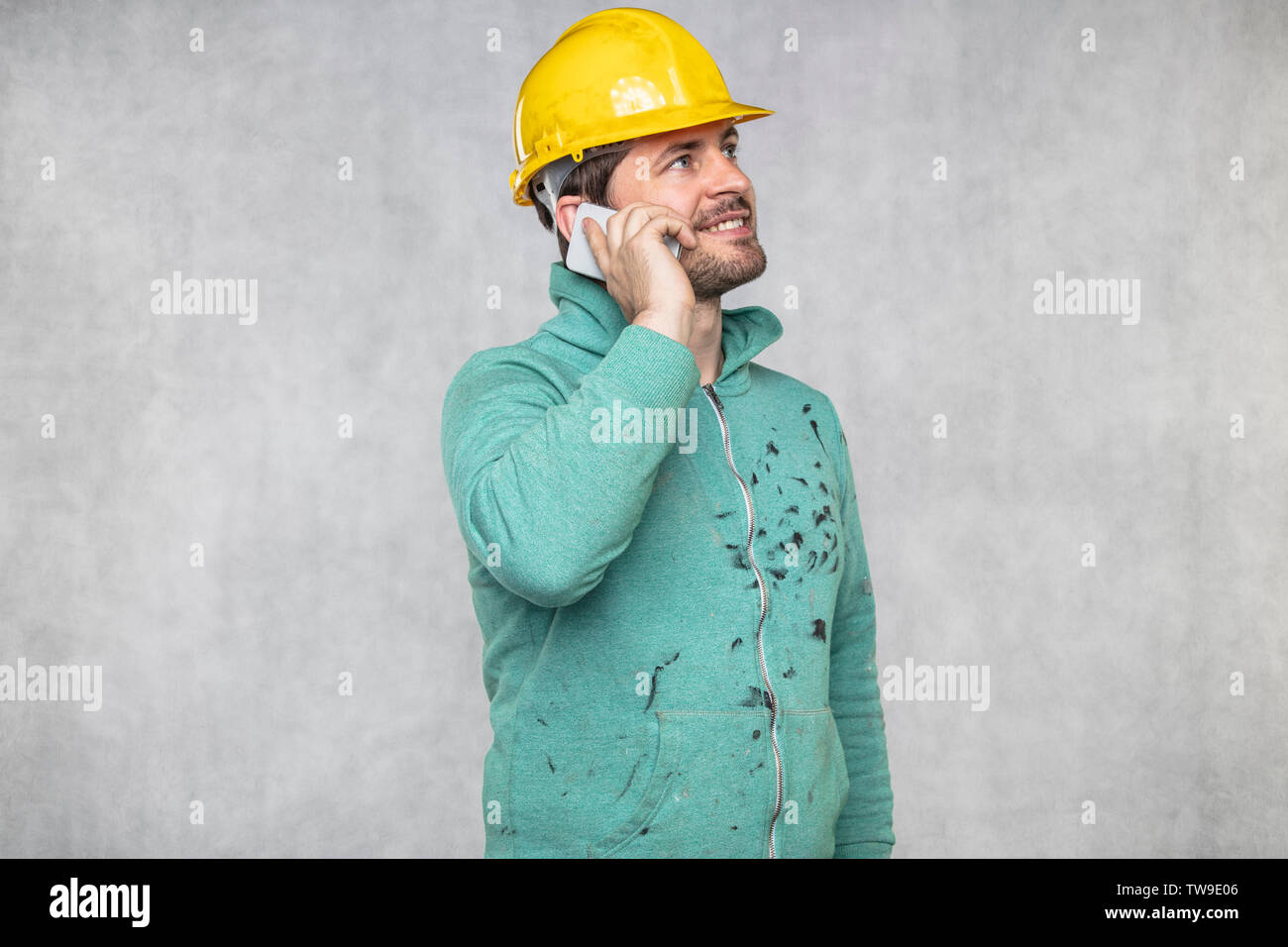 Zufrieden Bauleiter sprechen über das Telefon Stockfoto