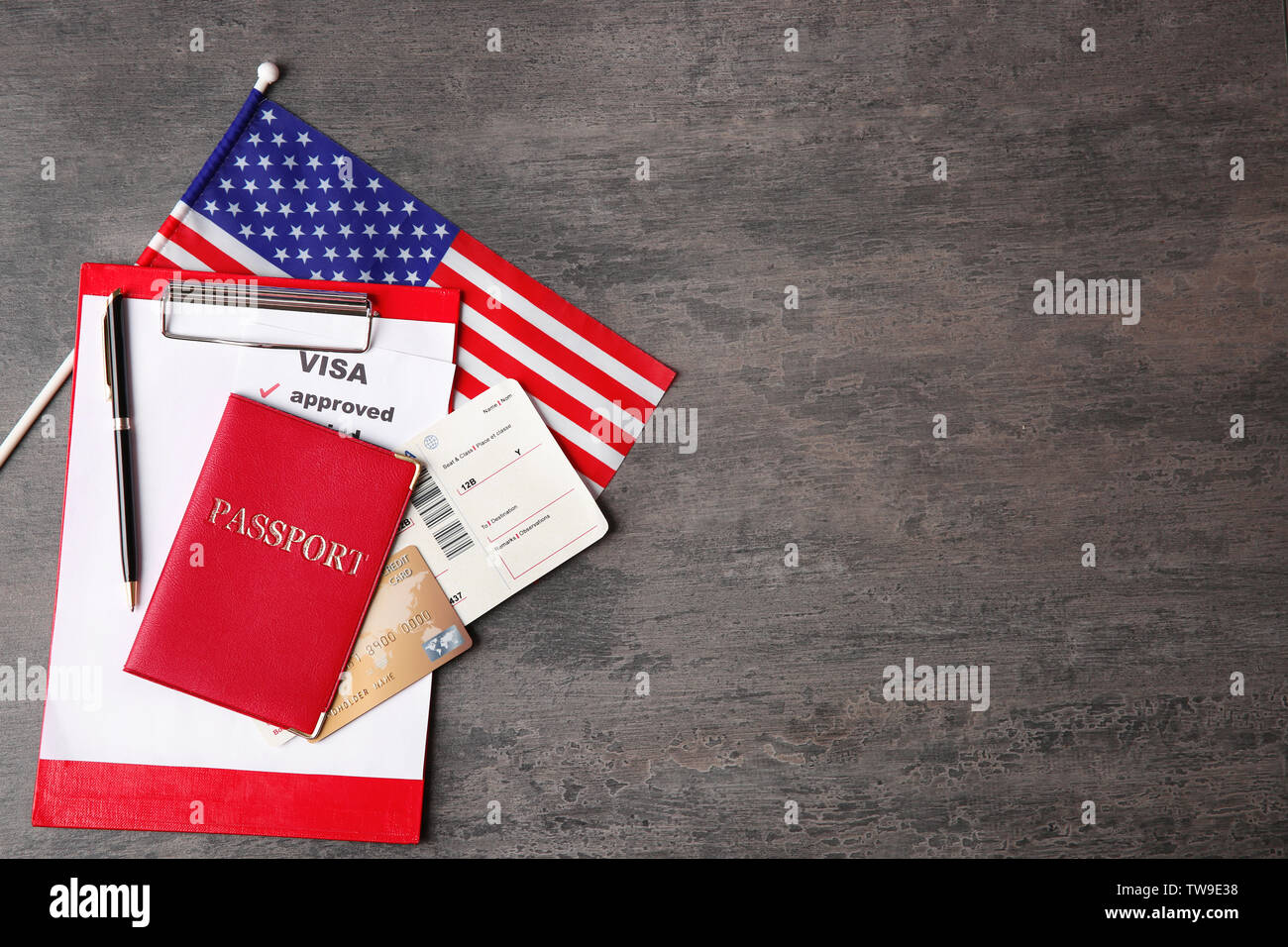 Reisepass Ticket Kreditkarten Und Usa Flagge Auf Dem Tisch Genehmigte American Visa Stockfotografie Alamy