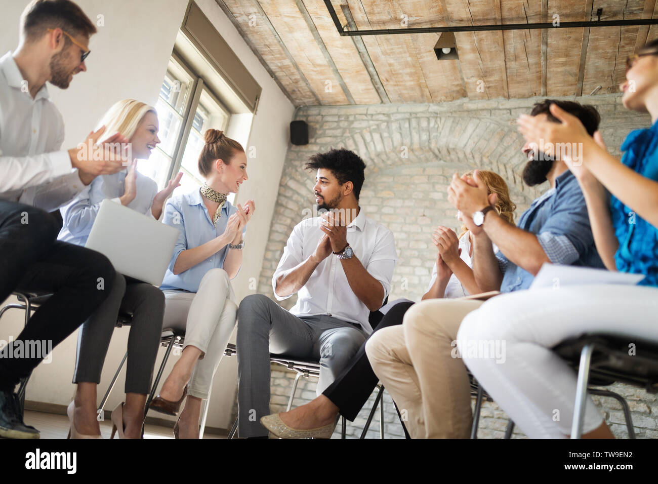 Erfolgreiche glücklichen Gruppe von Menschen lernen Software Engineering und Business während der Präsentation Stockfoto