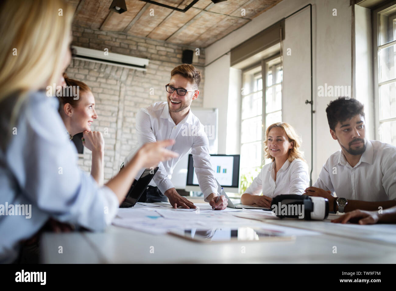 Erfolgreiche glücklichen Gruppe von Menschen lernen Software Engineering und Business während der Präsentation Stockfoto
