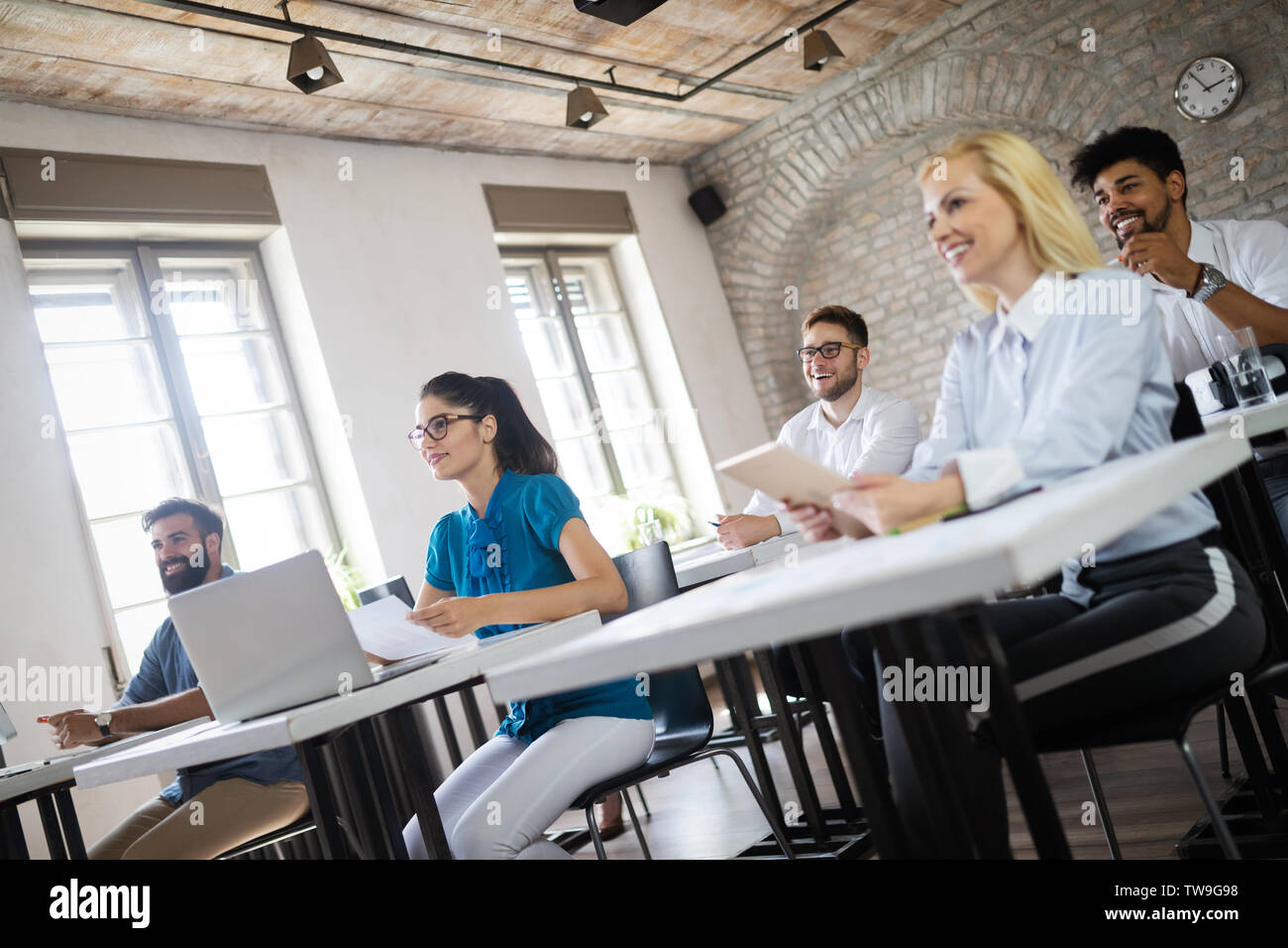 Erfolgreiche glücklichen Gruppe von Menschen lernen Software Engineering und Business während der Präsentation Stockfoto