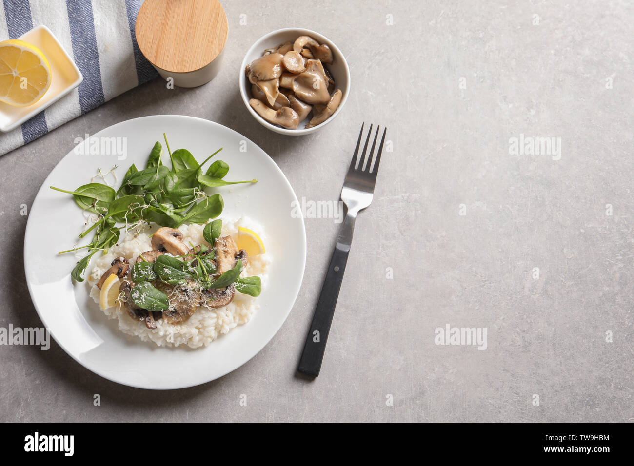 Mit köstlichen Pilz-risotto auf der Tischplatte Stockfoto