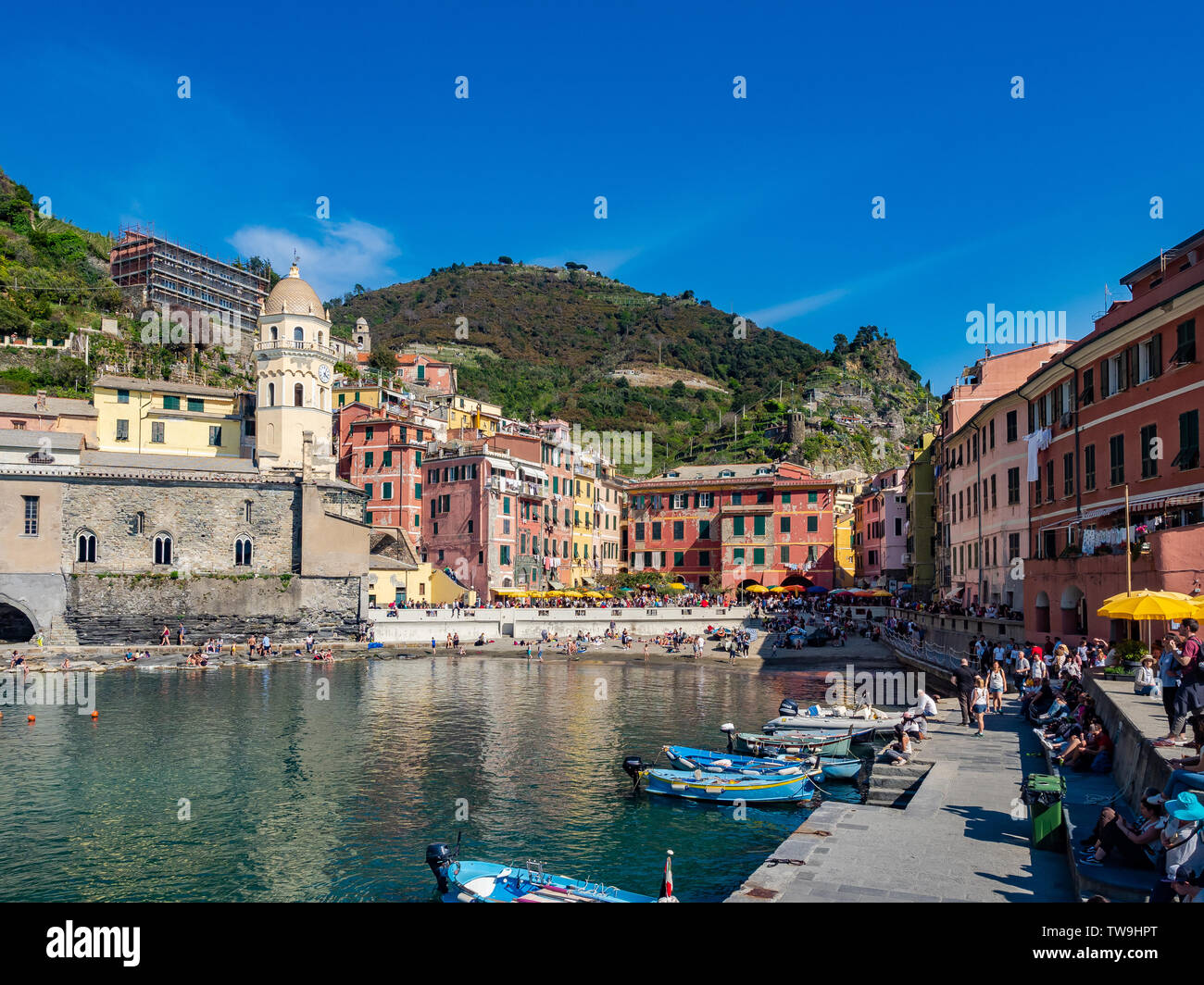 Direktem Blick auf den Hafen, die Marina und Hauptplatz der Stadt von Vernazza in der Region Cinque Terre. Vernazza, Italien - 20 April, 2019 Stockfoto