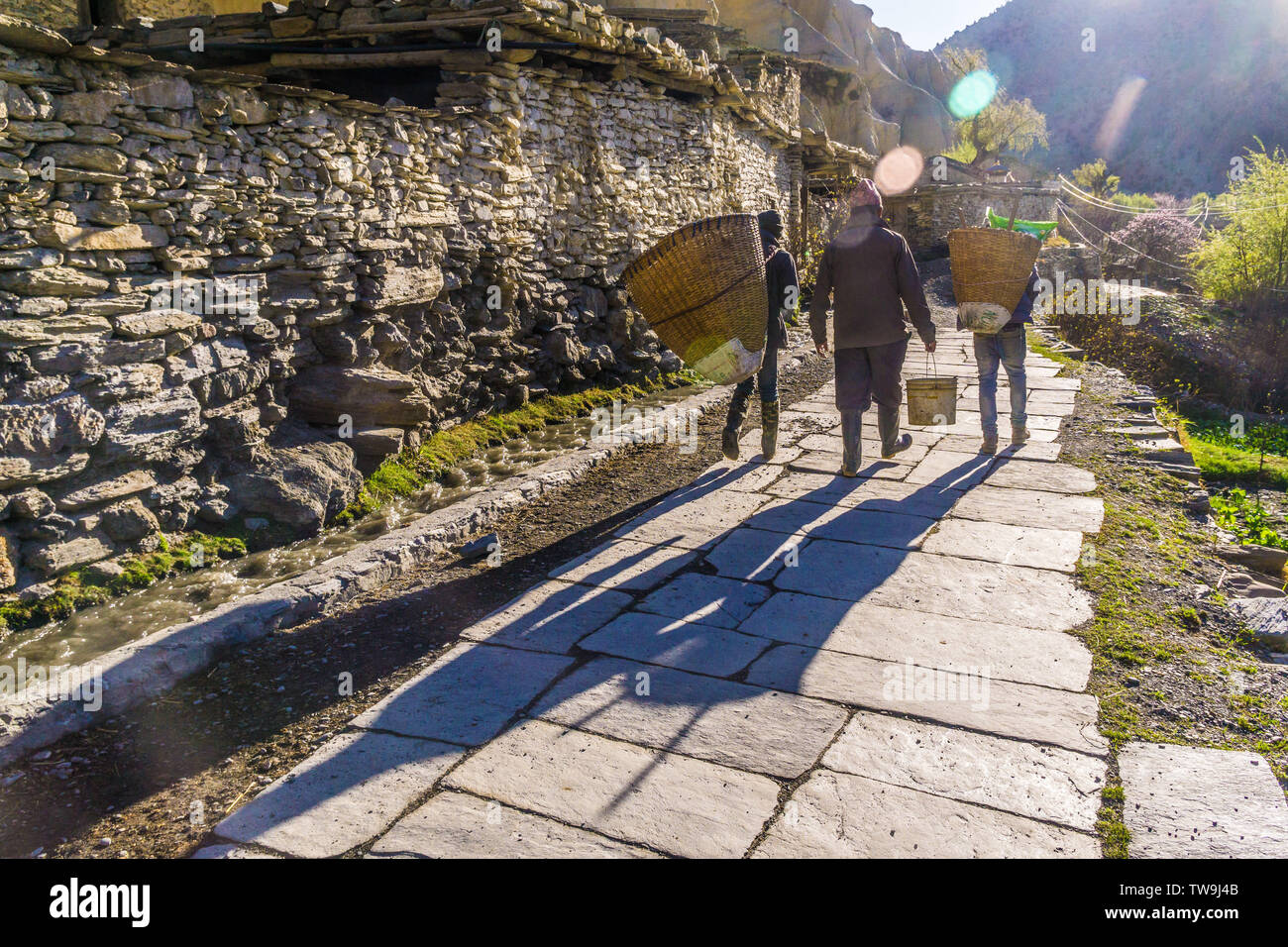 Die tibetischen Dorf Marpha im unteren Tal Mustang, Nepal. Marpha bedeutet "hart arbeitenden Menschen' und das Bild zeigt eine Familie aus zu arbeiten Stockfoto
