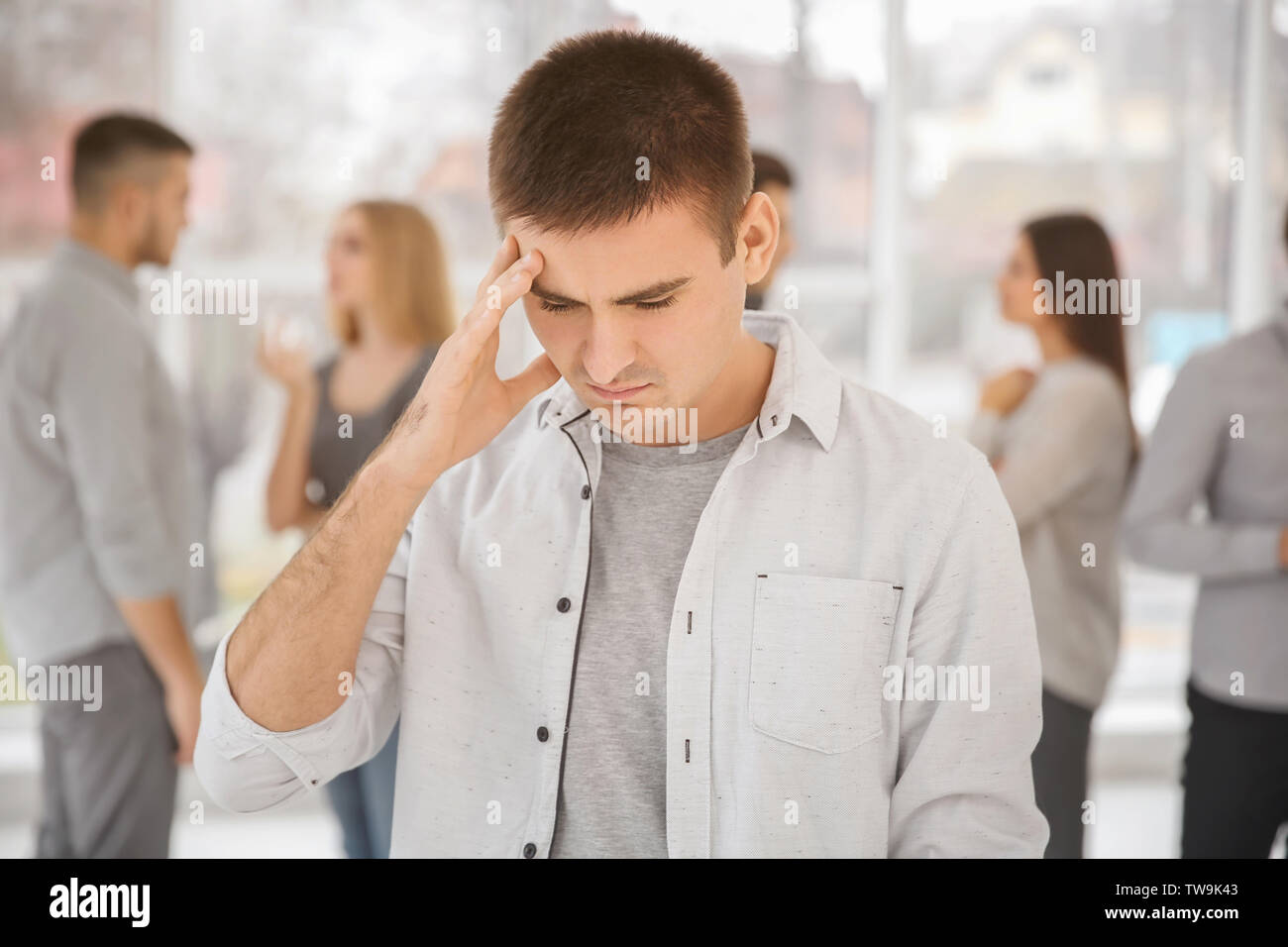 Betonte Mann während der Gruppe Therapie, innen Stockfoto