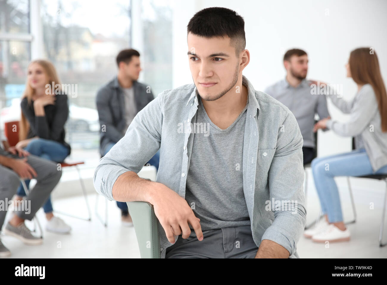 Mann traurig während der Gruppe Therapie, innen Stockfoto