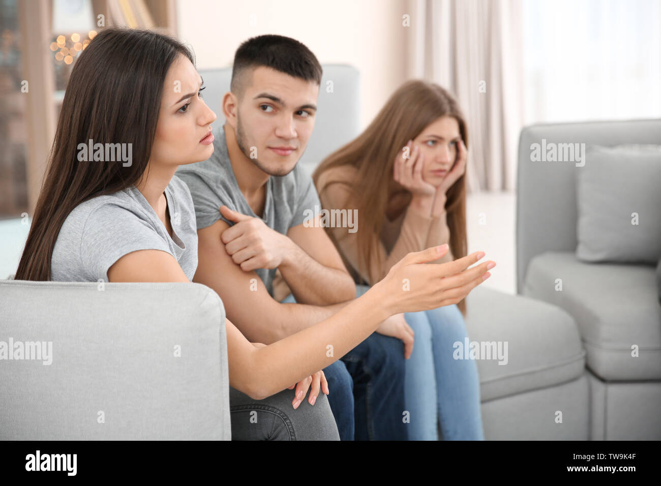 Die jungen Menschen während der Gruppe Therapie, innen Stockfoto