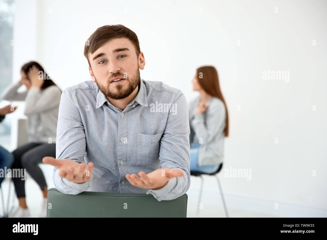 Nachdenklicher Mann während der Gruppe Therapie, innen Stockfoto