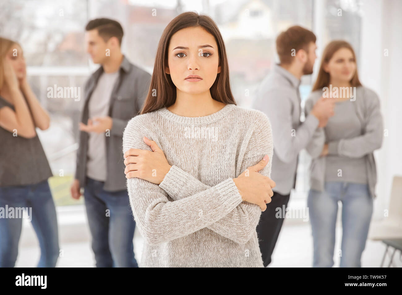Traurige Frau während der Gruppe Therapie, innen Stockfoto