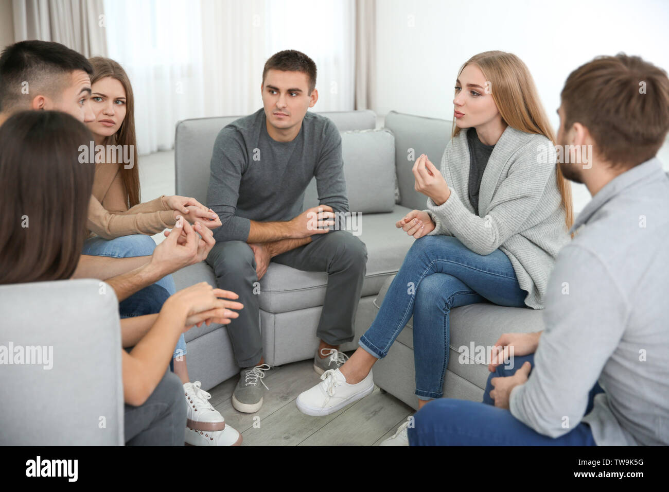 Die jungen Menschen während der Gruppe Therapie, innen Stockfoto