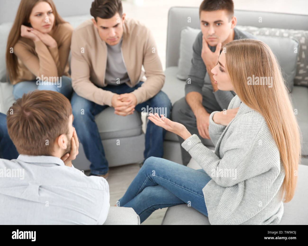 Die jungen Menschen während der Gruppe Therapie, innen Stockfoto