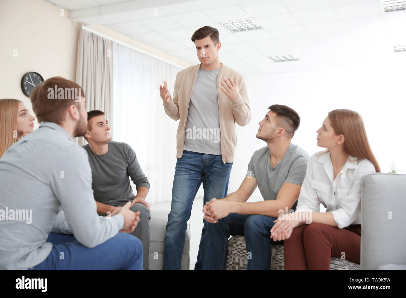 Junger Mann über seine Probleme bei der Gruppe Therapie Stockfoto