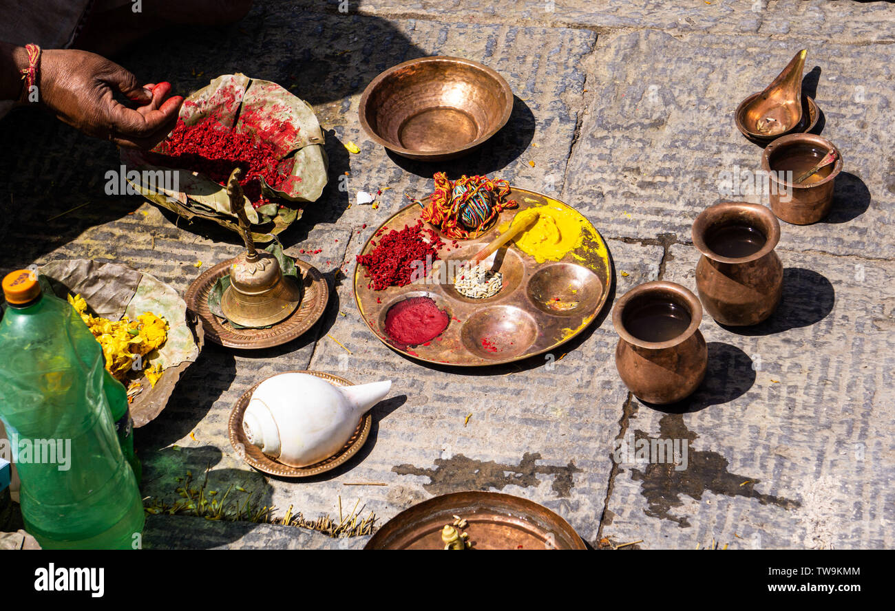 Nahaufnahme von Aktivität am Pashupatinath Tempel, Kathmandu, Nepal Stockfoto