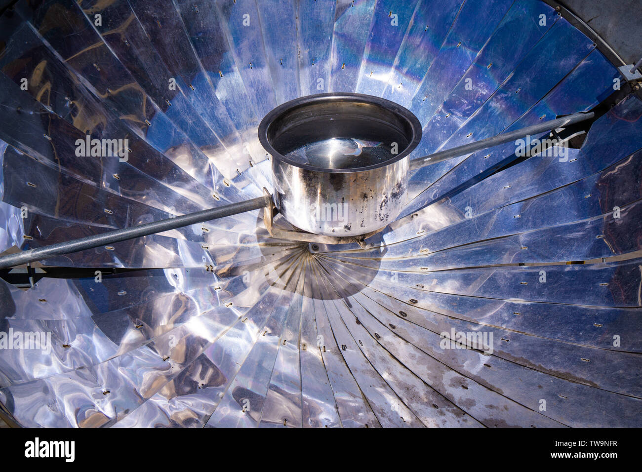 Eine solare Backofen Heizung Wasser, populär in den höheren Regionen von Nepal Stockfoto