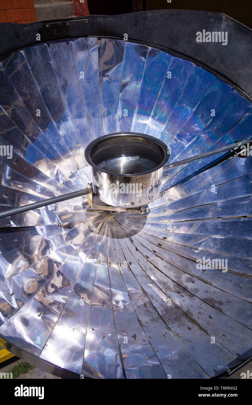 Eine solare Backofen Heizung Wasser, populär in den höheren Regionen von Nepal Stockfoto