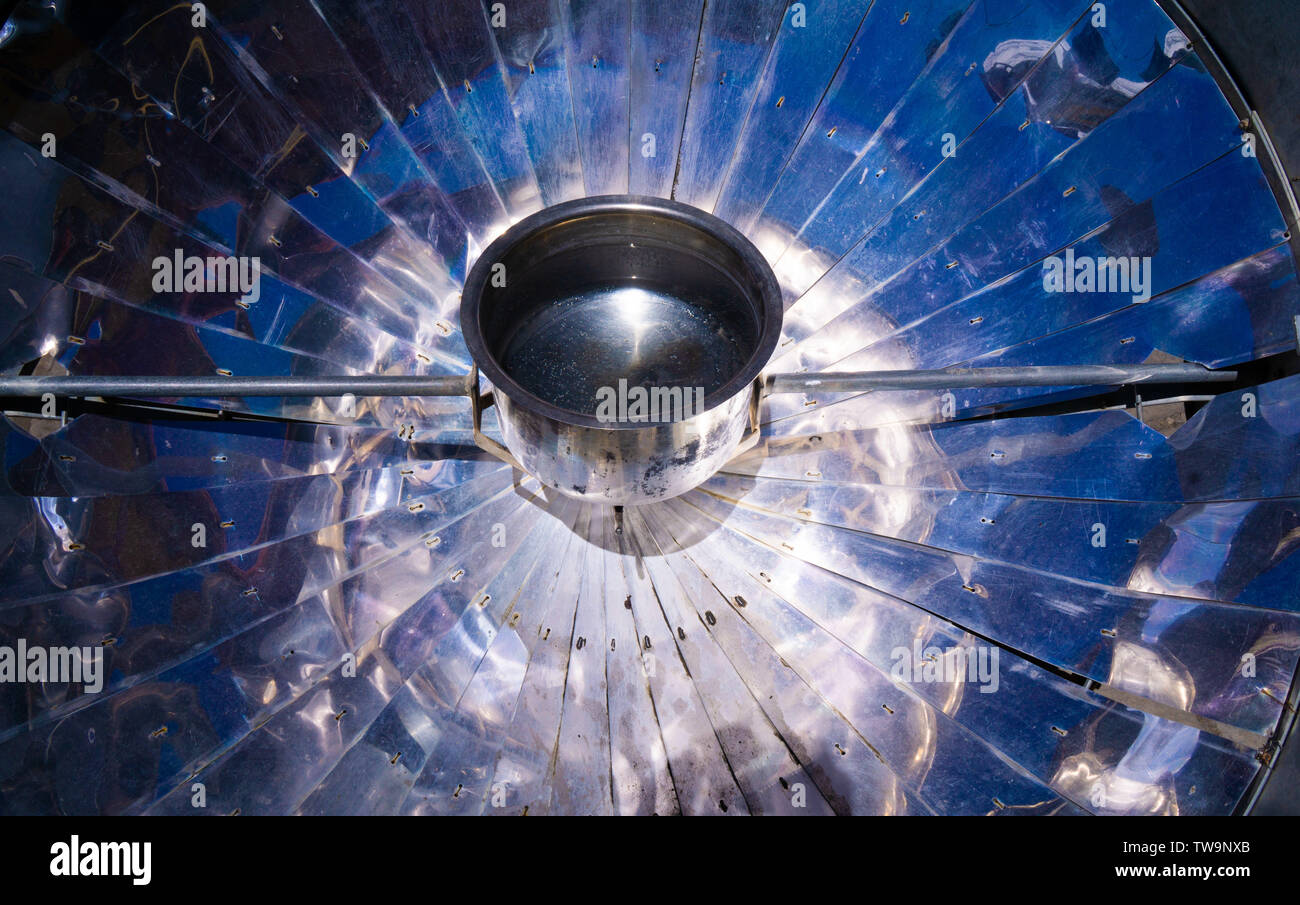 Eine solare Backofen Heizung Wasser, populär in den höheren Regionen von Nepal Stockfoto