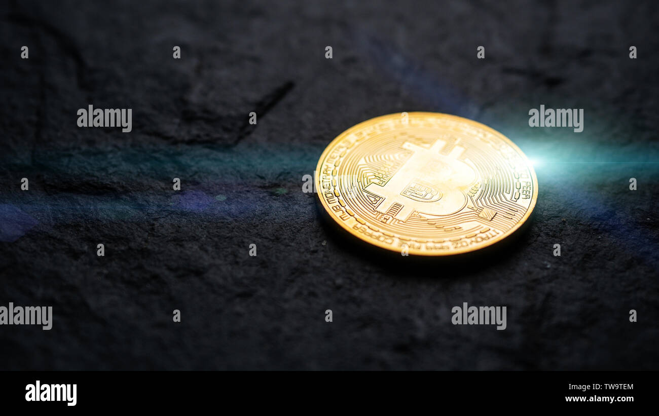 Bitcoin Logo auf Schwarz Stein mit Licht Aufflackern. cyber cryptocurrency Geld Konzept Stockfoto