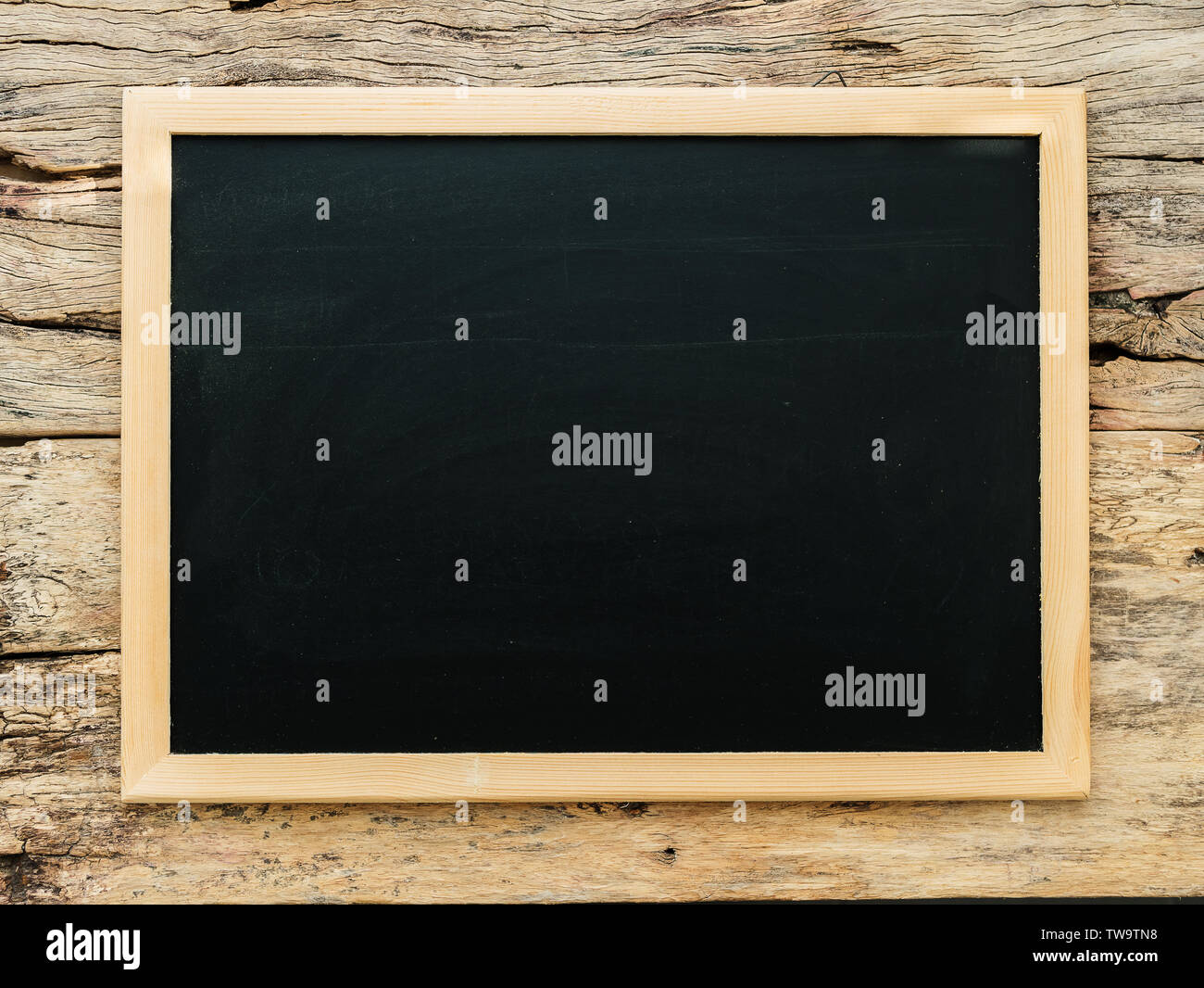 Leere leere Schwarze Schiefertafel mit Holz- grenze Rahmen auf Rissbildung Holz- Hintergrund Stockfoto