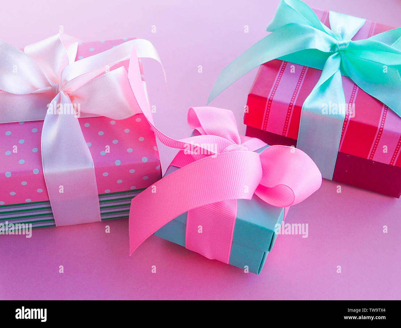 Geschenkbox mit bunten Satinband, rosa Hintergrund, Grüße zum Tag der Frauen,  Muttertag, Valentinstag, Geburtstag, Weihnachten, Platz für Text  Stockfotografie - Alamy