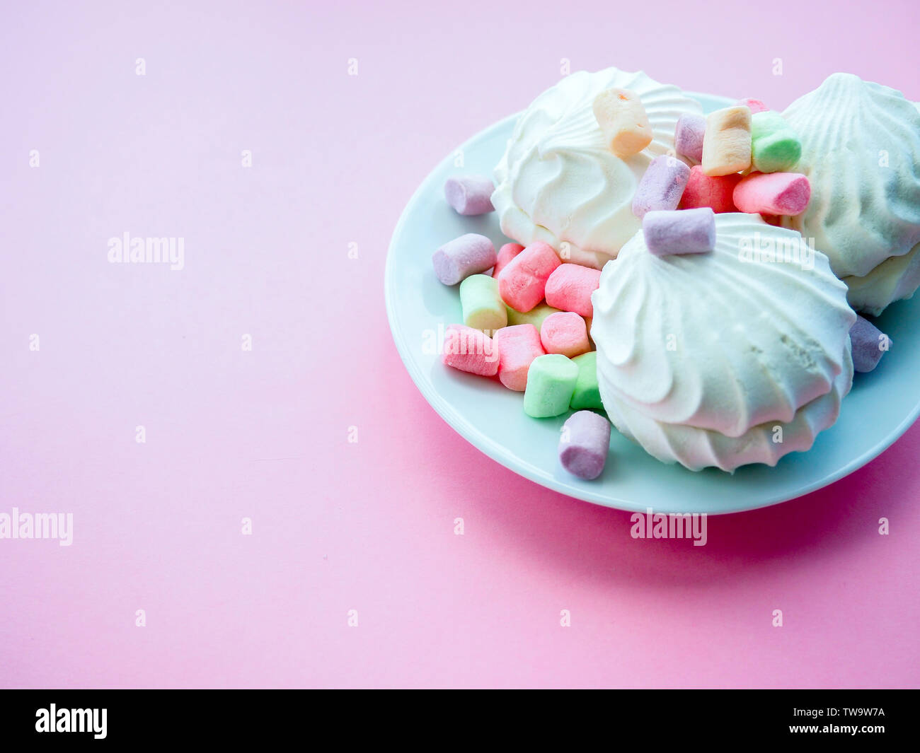 Marshmallow in weiße Platte auf rosa Hintergrund Stockfoto