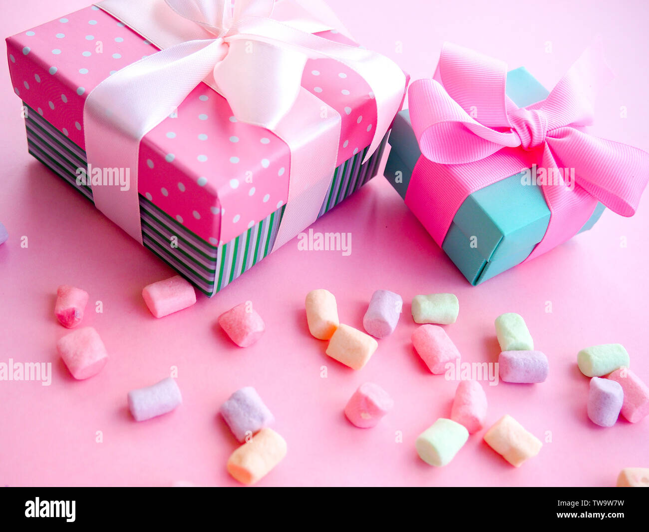 Marshmallow in weiße Platte auf rosa Hintergrund Stockfoto