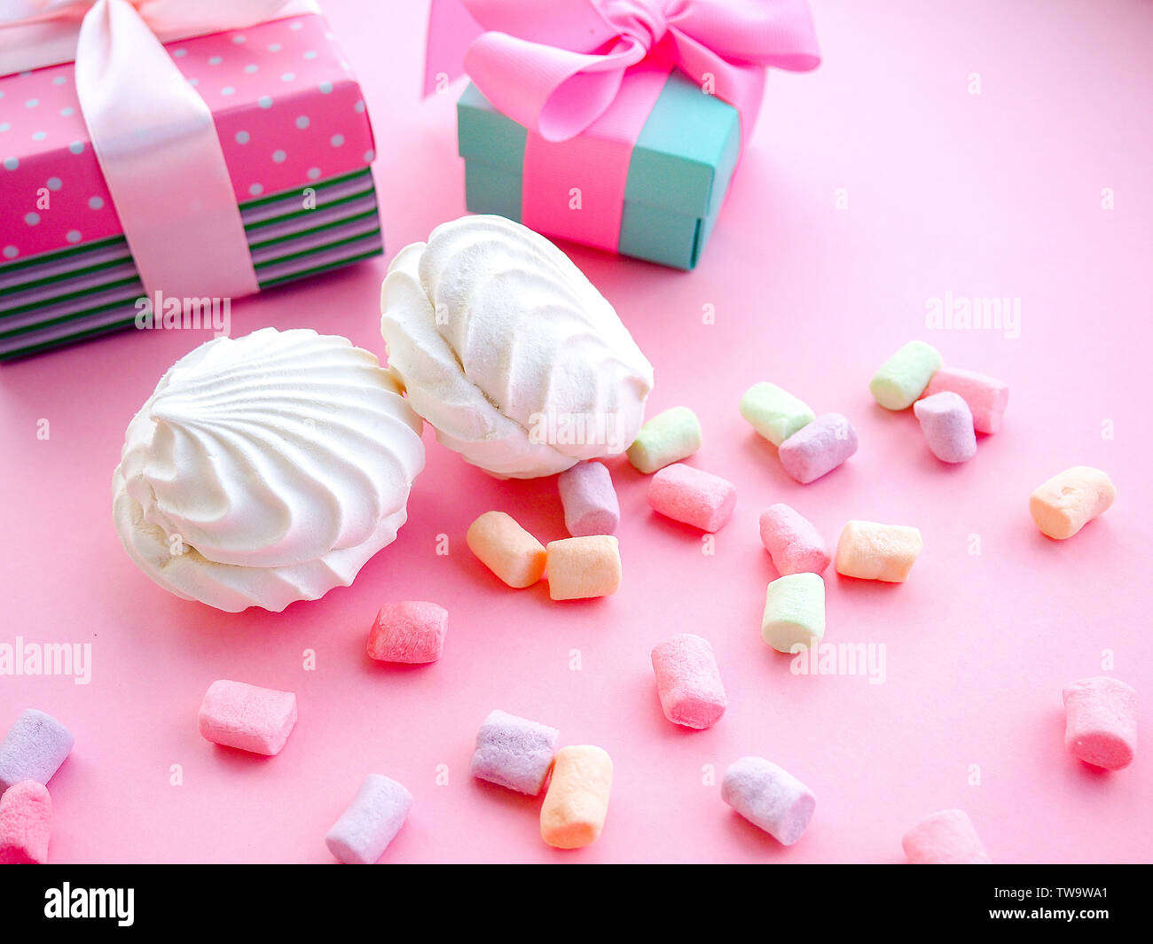 Marshmallow in weiße Platte auf rosa Hintergrund Stockfoto