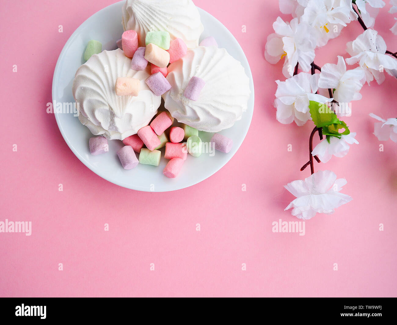 Marshmallow in weiße Platte auf rosa Hintergrund Stockfoto